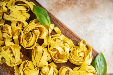 Chia tohumlu taze tagliatelle çiğ makarna yemeği gurme yemek arka planı Rustick yiyecek üst görünüm kopya alanı üzerinde