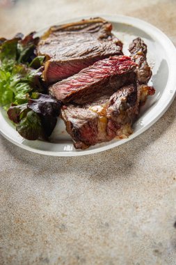 Et bifteği ızgara ızgara sulu biftek taze lezzetli gurme yemek arka planı masa rustick yemek üst görünüm fotokopi alanı