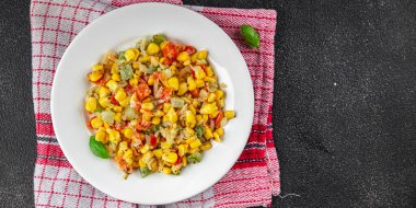 Mısır salatası, lezzetli yemek, ikinci yemek, taze lezzetli gurme, yemek, masa üstü yemek, fotokopi alanı, üst görüş, üst görüş, keto, paleo diyet vejetaryen ve vejetaryen yemekleri.