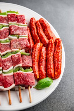 Etli sosis, sulu domuz eti, lezzetli gurme yemek arkaplanı rustick gıdanın üstünde fotokopi alanı.