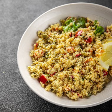 Tabbouleh bulgur kuskus sebzeler taze vejetaryen ve vejetaryen yemek gurme yemek arka planı masa rustik gıda üst görünümü 