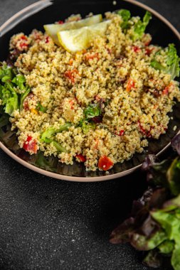 Tabbouleh bulgur kuskus sebzeler taze vejetaryen ve vejetaryen yemek gurme yemek arka planı masa rustik gıda üst görünümü 