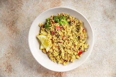 Tabbouleh bulgur kuskus sebzeler taze vejetaryen ve vejetaryen yemek gurme yemek arka planı masa rustik gıda üst görünümü 