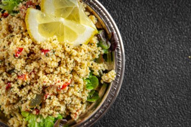 Tabbouleh bulgur kuskus sebzeler taze vejetaryen ve vejetaryen yemek gurme yemek arka planı masa rustik gıda üst görünümü 