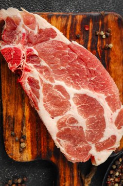 Biftek çiğ domuz çorbası gurme domuz eti et tabağı taze yemek arkaplanı masa rustik gıda üst görünüm fotokopi alanı