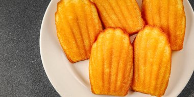 Madeleine, tatlı bisküvi, Noel kurabiyesi. Masanın üzerinde taze lezzetli gurme yemek arkaplanı.