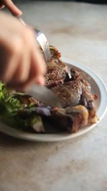 Et bifteği ızgara ızgara sulu biftek taze lezzetli gurme yemek arka planı masa rustick yemek üst görünüm fotokopi alanı
