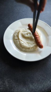 Patates püresi ve kızarmış sosis basit yemek lezzetli gurme yemek arkaplanı masa kırsal gıdalar üst görünüm fotokopi alanı