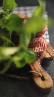 Et pirzolası taze et burger, domuz eti, tavuk, hindi yemeği taze lezzetli gurme yemek arkaplan masa rustik gıda üst görünüm alanı