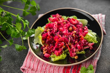 Pancar salatası fırınlanmış pancar kökü, patates, yeşil bezelye, yeşil yaprak salatası lezzetli yemek arkaplanı masanın üstünde taze gurme yemek üst görünüm fotokopi alanı üst görünüm keto ve paleo diyet vejetaryen.