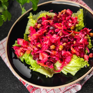 Pancar salatası fırınlanmış pancar kökü, patates, yeşil bezelye, yeşil yaprak salatası lezzetli yemek arkaplanı masanın üstünde taze gurme yemek üst görünüm fotokopi alanı üst görünüm keto ve paleo diyet vejetaryen.