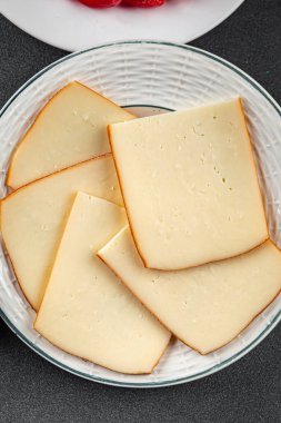 Raclette peyniri, lezzetli yemekler, lezzetli gurme yemek arkaplanı, masa üstü kırsal yiyecekler, fotokopi odası manzarası.