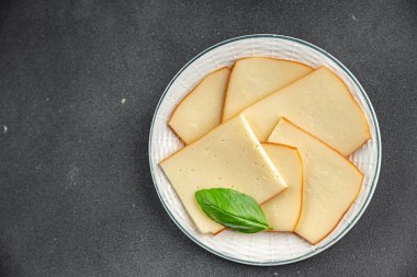 Raclette peyniri, lezzetli yemekler, lezzetli gurme yemek arkaplanı, masa üstü kırsal yiyecekler, fotokopi odası manzarası.