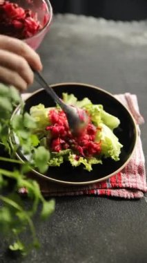 Pancar salatası fırınlanmış pancar kökü, patates, yeşil bezelye, yeşil yaprak salatası lezzetli yemek arkaplanı masanın üstünde taze gurme yemek üst görünüm fotokopi alanı üst görünüm keto ve paleo diyet vejetaryen.