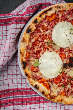 Pizza keçi peyniri, domates sosu, domuz pastırması lezzetli yemekler lezzetli gurme yemek arkaplanı masanın kırsal kesiminde fotokopi odası manzarası