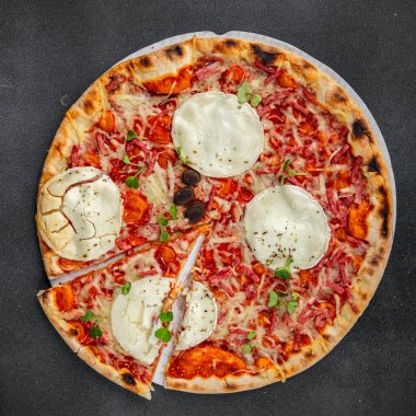 Pizza keçi peyniri, domates sosu, domuz pastırması lezzetli yemekler lezzetli gurme yemek arkaplanı masanın kırsal kesiminde fotokopi odası manzarası