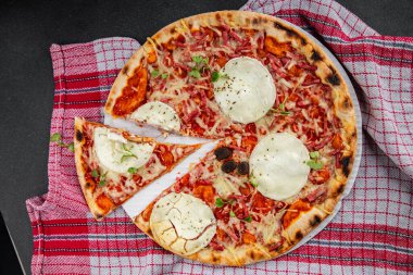 Pizza keçi peyniri, domates sosu, domuz pastırması lezzetli yemekler lezzetli gurme yemek arkaplanı masanın kırsal kesiminde fotokopi odası manzarası