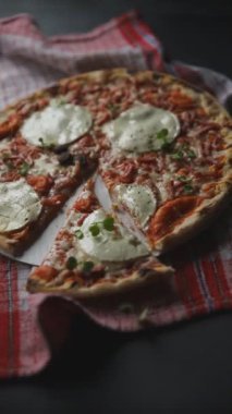 Pizza keçi peyniri, domates sosu, domuz pastırması lezzetli yemekler lezzetli gurme yemek arkaplanı masanın kırsal kesiminde fotokopi odası manzarası