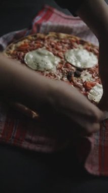 Pizza keçi peyniri, domates sosu, domuz pastırması lezzetli yemekler lezzetli gurme yemek arkaplanı masanın kırsal kesiminde fotokopi odası manzarası