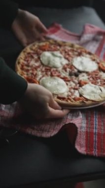 Pizza keçi peyniri, domates sosu, domuz pastırması lezzetli yemekler lezzetli gurme yemek arkaplanı masanın kırsal kesiminde fotokopi odası manzarası