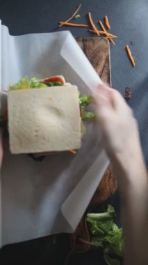 Sandviç jambonlu sebze ve et spam taze yemek atıştırmalığı. Fotokopi masasında. Arka plan yiyecek kırsal manzarası.