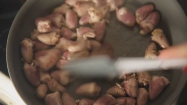 Tavuk kalbi çiğ tavuk, sakatat, lezzetli yemek, lezzetli gurme, arka plan, masa, kırsal yemek, üst görüş, fotokopi, üst görüş, keto ve paleo diyeti.