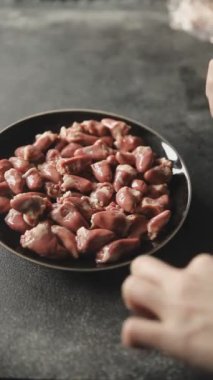 Tavuk kalbi çiğ tavuk, sakatat, lezzetli yemek, lezzetli gurme, arka plan, masa, kırsal yemek, üst görüş, fotokopi, üst görüş, keto ve paleo diyeti.