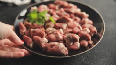 Tavuk kalbi çiğ tavuk, sakatat, lezzetli yemek, lezzetli gurme, arka plan, masa, kırsal yemek, üst görüş, fotokopi, üst görüş, keto ve paleo diyeti.