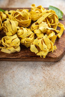 chia tohumlu tagliatelle çiğ makarna sebze yemeği taze lezzetli gurme yemek arkaplanı rustick gıdası üst görünüm boşluğu üzerinde