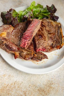 Biftek ızgara et sulu sığır eti taze lezzetli gurme yemek arka planı masa rustick yemek üst görünüm fotokopi alanı