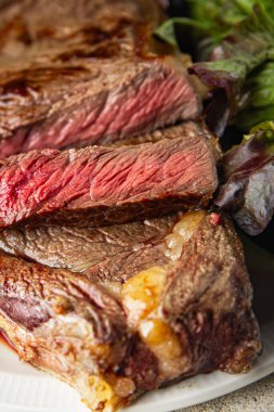 Biftek ızgara et sulu sığır eti taze lezzetli gurme yemek arka planı masa rustick yemek üst görünüm fotokopi alanı