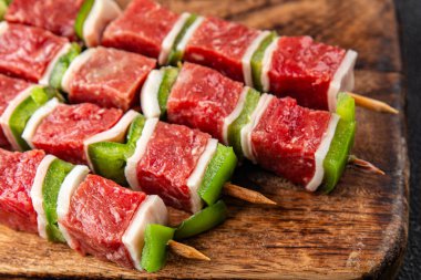 Et kebabı çiğ sebze, sığır eti, domuz yağı, biber tabağı taze gurme yemek arkaplanı masa rustik gıda üst görünümü fotokopi alanı