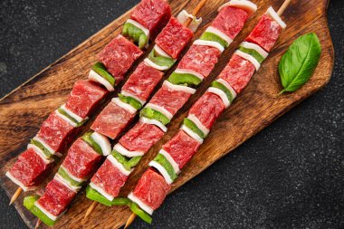 Et kebabı çiğ sebze, sığır eti, domuz yağı, biber tabağı taze gurme yemek arkaplanı masa rustik gıda üst görünümü fotokopi alanı