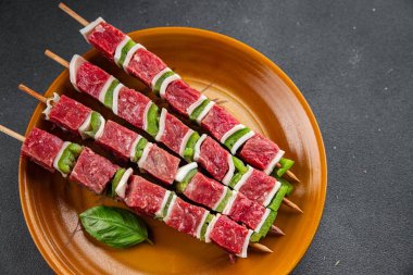 Et kebabı çiğ sebze, sığır eti, domuz yağı, biber tabağı taze gurme yemek arkaplanı masa rustik gıda üst görünümü fotokopi alanı