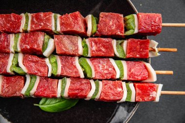 Et kebabı çiğ sebze, sığır eti, domuz yağı, biber tabağı taze gurme yemek arkaplanı masa rustik gıda üst görünümü fotokopi alanı