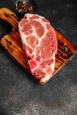 Domuz eti, çiğ gurme domuz, escalope, et yemeği. Masanın üzerinde taze, lezzetli yemek arkaplanı. Kırsal yemek, fotokopi odası.