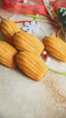 Madeleine, tatlı bisküvi, Noel kurabiyesi. Masanın üzerinde taze lezzetli gurme yemek arkaplanı.