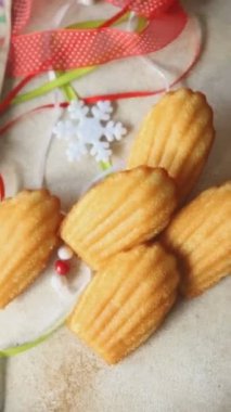 Madeleine, tatlı bisküvi, Noel kurabiyesi. Masanın üzerinde taze lezzetli gurme yemek arkaplanı.