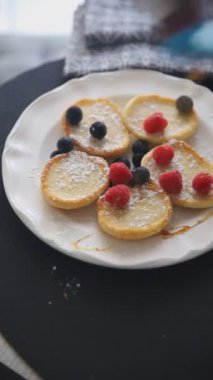 Tatlı kahvaltı hazırlamak ve servis etmek için gözlemeler ya da tatlı lezzetli yemekler lezzetli gurme yemek arkaplanı masa kırsal gıdanın üstünde fotokopi odası üst görünümü