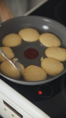 Tatlı kahvaltı hazırlamak ve servis etmek için gözlemeler ya da tatlı lezzetli yemekler lezzetli gurme yemek arkaplanı masa kırsal gıdanın üstünde fotokopi odası üst görünümü