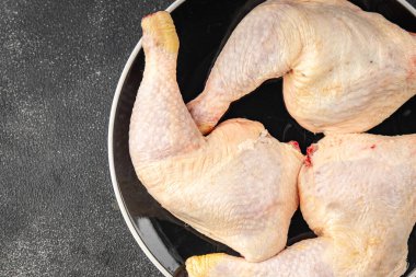 Tavuk budu çiğ tavuk eti taze çeyrek lezzetli yemek lezzetli gurme yemek arkaplanı masanın üstünde kırsal yemek üst görünüm fotokopi alanı üst görünüm keto ve paleo diyeti