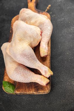 Tavuk budu çiğ tavuk eti taze çeyrek lezzetli yemek lezzetli gurme yemek arkaplanı masanın üstünde kırsal yemek üst görünüm fotokopi alanı üst görünüm keto ve paleo diyeti