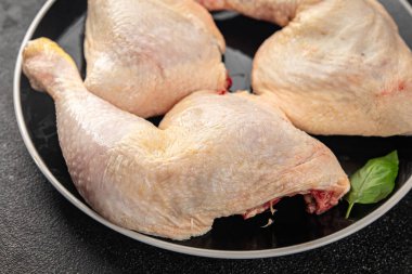 Tavuk budu çiğ tavuk eti taze çeyrek lezzetli yemek lezzetli gurme yemek arkaplanı masanın üstünde kırsal yemek üst görünüm fotokopi alanı üst görünüm keto ve paleo diyeti