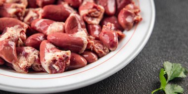 Tavuk kalbi çiğ tavuk, sakatat, lezzetli yemek, lezzetli gurme, arka plan, masa, kırsal yemek, üst görüş, fotokopi, üst görüş, keto ve paleo diyeti.