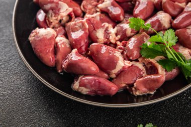 Tavuk kalbi çiğ tavuk, sakatat, lezzetli yemek, lezzetli gurme, arka plan, masa, kırsal yemek, üst görüş, fotokopi, üst görüş, keto ve paleo diyeti.