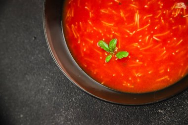 Vermicelli çanak domates çorbası taze gurme yemek arkaplanı masa üzerinde rustik gıda üst görünüm fotokopi alanı