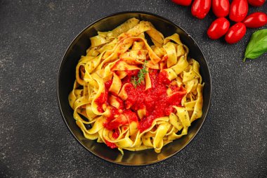 Tagliatelle makarnalı domates sosu lezzetli yemekler taze gurme yemek arkaplanı masa kırsal yiyeceklerin üst görünümü fotokopi alanı.