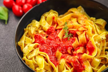 Tagliatelle makarnalı domates sosu lezzetli yemekler taze gurme yemek arkaplanı masa kırsal yiyeceklerin üst görünümü fotokopi alanı.