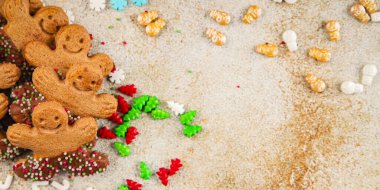 Zencefilli kurabiye adam, zencefilli kurabiyeler, tatlı, tatlı, Noel, lezzetli gurme yemek arkaplanı, masanın kırsal kesiminde.