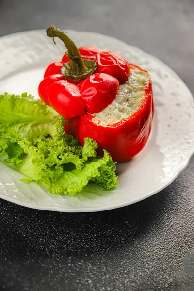 Doldurulmuş dolma dolma et ve pirinçli tatlı yemek ikinci yemek taze lezzetli gurme yemek arkaplanı masa kırsal gıdalar üst görünüm fotokopi alanı üst görünüm